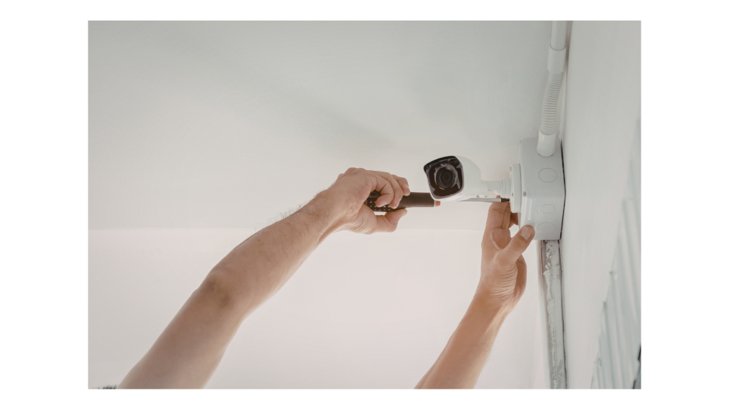 Persona instalando cámara de seguridad