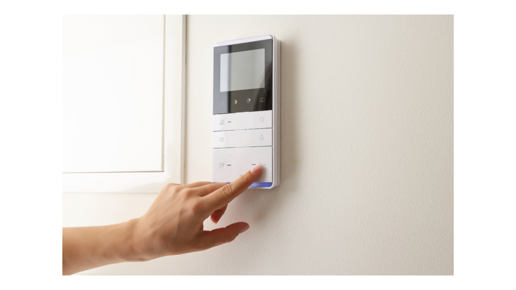 Persona instalando alarma y cámara de seguridad en casa