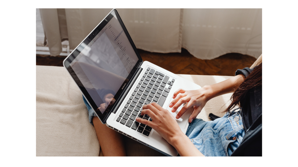 Persona buscando la cobertura de internet en su zona para no quedarte nunca sin señal
